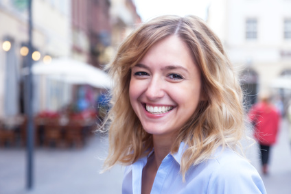 Frau mit blonden Locken in der Stadt hat Spass lack of confidence